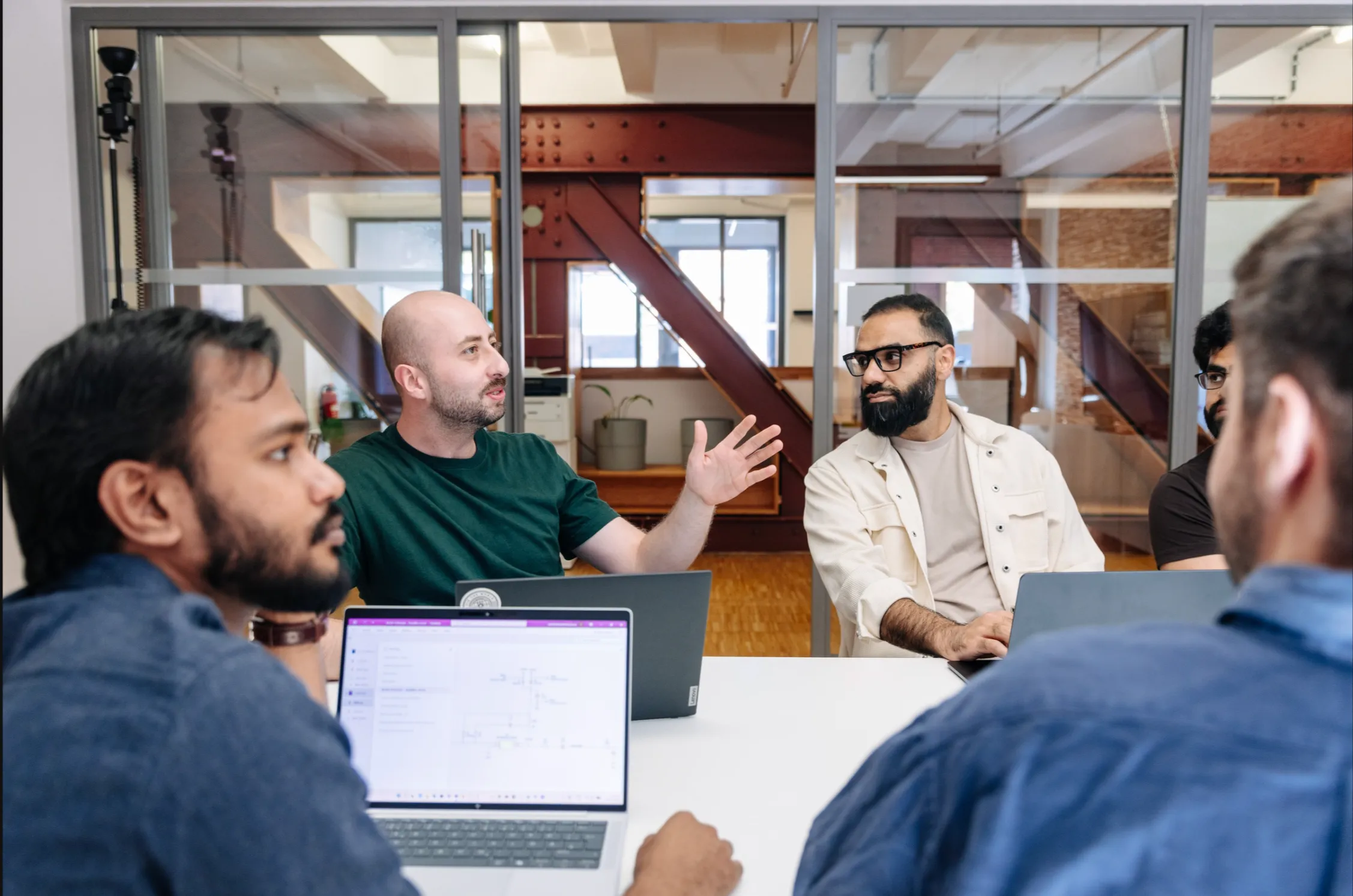 Ingenieure diskutieren eine Architekturentscheidung