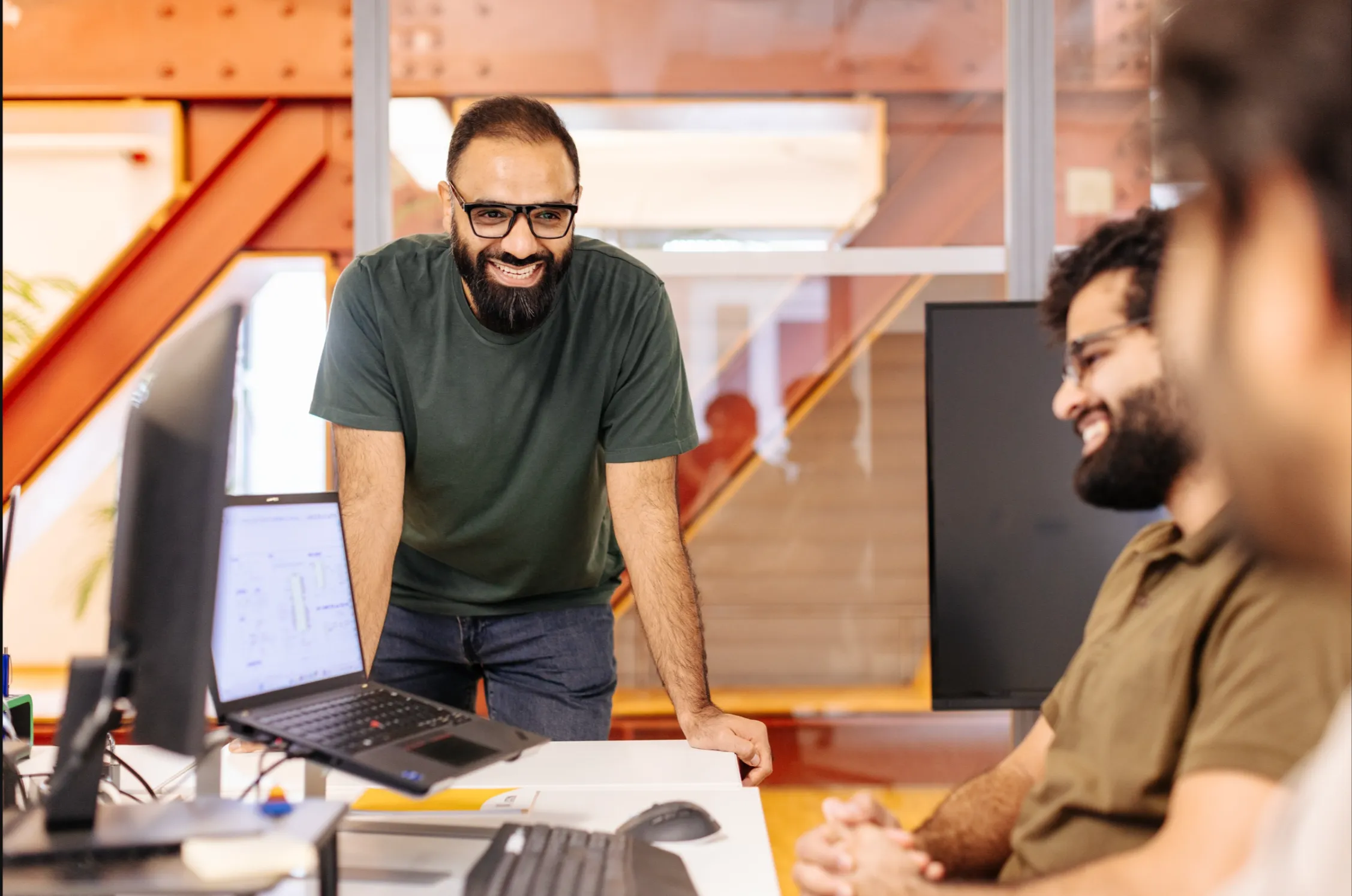 Better Devices Ingenieure teilen einen Lacher im Büro