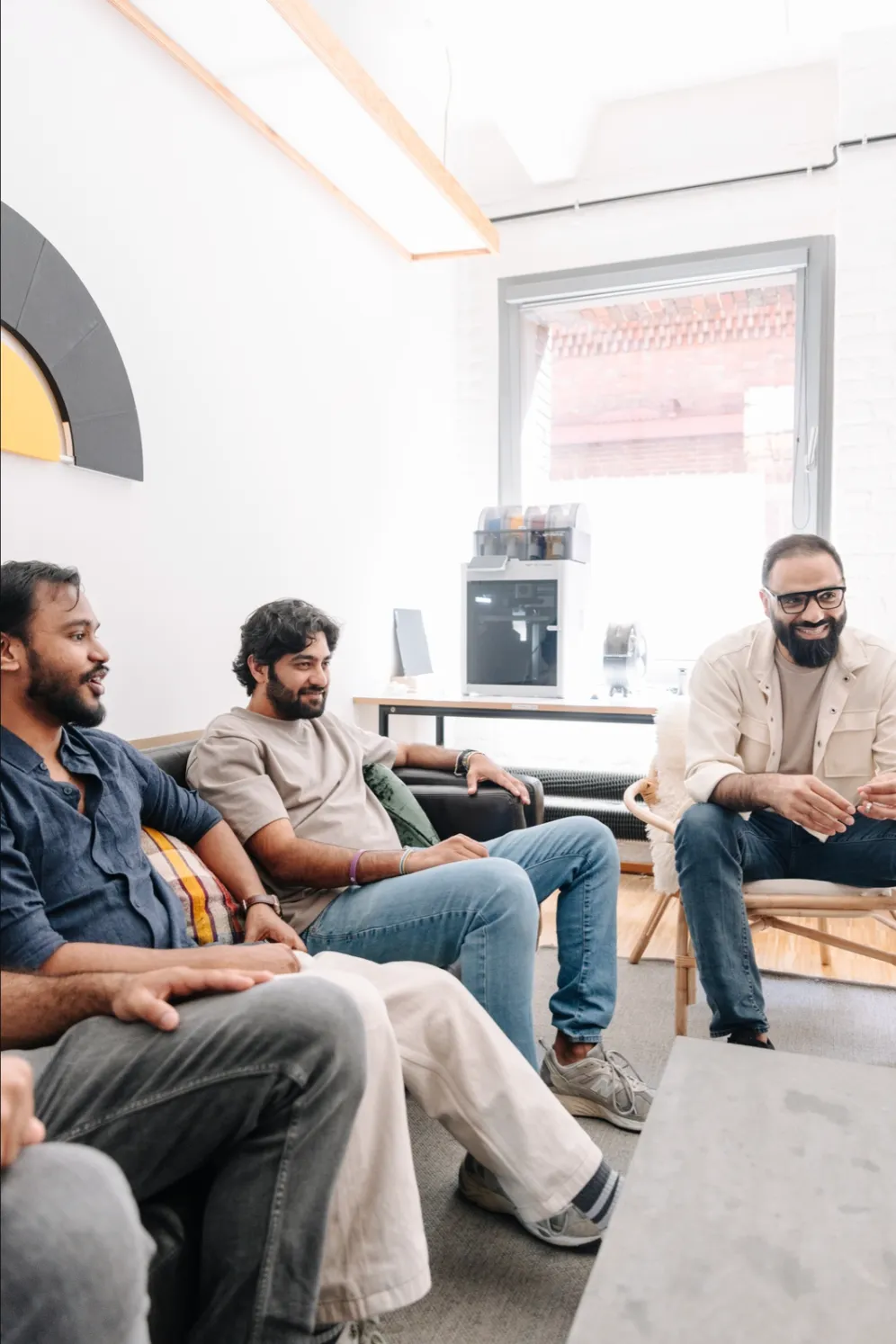 Better Devices Ingenieure besprechen ein Problem in der Studio-Lounge