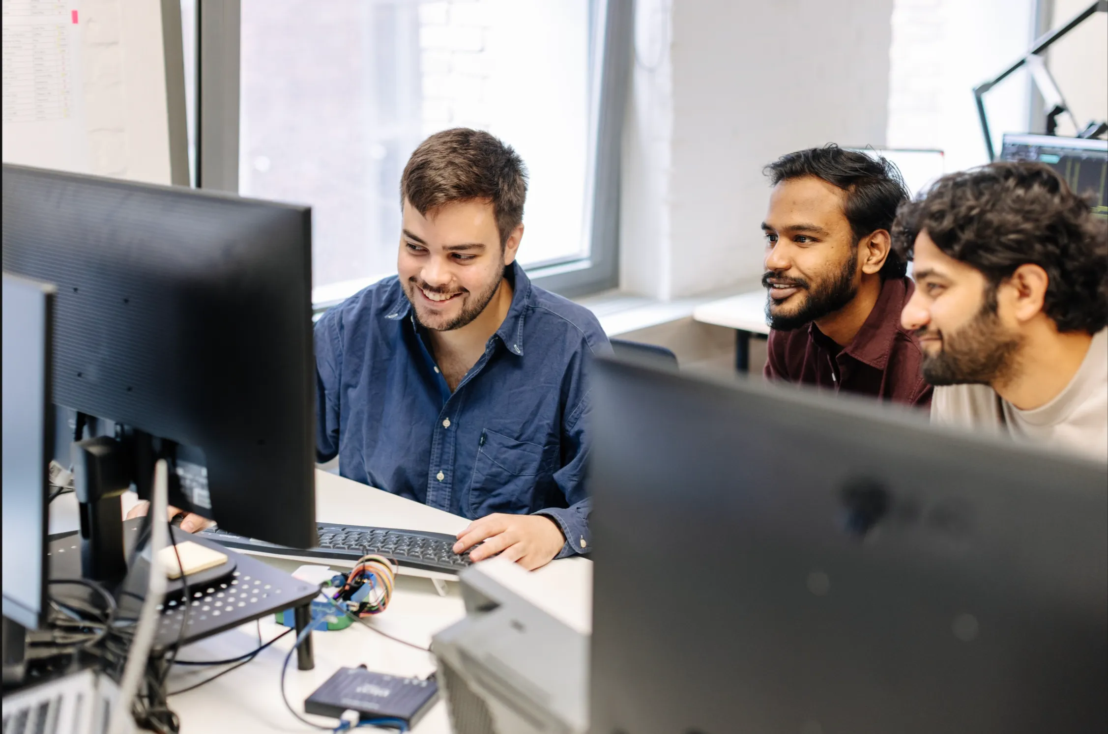 Better Devices Ingenieure bei der Arbeit an der Studio-Werkbank